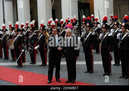 Der britische Premierminister David Cameron trifft am 13. November 2012 den italienischen Premierminister Mario Monti im Palazzo Chigi in Rom. Foto von Eric Vandeville/ABACAPRESS.COM Stockfoto