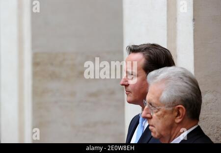 Der britische Premierminister David Cameron trifft am 13. November 2012 den italienischen Premierminister Mario Monti im Palazzo Chigi in Rom. Foto von Eric Vandeville/ABACAPRESS.COM Stockfoto