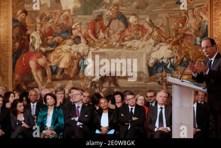 Frankreichs Präsident Francois Hollande spricht im Elysee-Palast in Paris am 13. November 2012 zu einer Pressekonferenz, wie Premierminister Jean-Marc Ayrault und seine Regierungsmitglieder zuhören. Hollande, angesichts der sinkenden Umfragewerte, verteidigt seine ersten sechs Monate in einer hochkarätigen Pressekonferenz. Foto von Philippe Wojazer/Pool/ABACAPRESS.COM Stockfoto