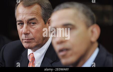 US-Präsident Barack Obama spricht bei einem Treffen mit einer parteiübergreifenden Gruppe von Kongressführern, während der Sprecher des Repräsentantenhauses John Boehner am 16. November 2012 im Roosevelt-Raum des Weißen Hauses in Washington, DC, USA, zuschaut. Foto von Olivier Douliery/ABACAPRESS.COM Stockfoto