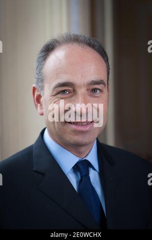 Exklusiv. Der Generalsekretär der UMP und Bürgermeister von Meaux, Jean-Francois Cope, posiert für Fotos vor der Wahl des Präsidenten der wichtigsten rechtsgerichteten UMP-Partei Frankreichs am 18. November 2012 in Meaux, Frankreich. Die Wahl findet zwischen COPE und dem ehemaligen französischen Premierminister Francois Fillon statt. Foto von Nicolas Gouhier/ABACAPRESS.COM Stockfoto