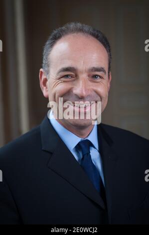 Exklusiv. Der Generalsekretär der UMP und Bürgermeister von Meaux, Jean-Francois Cope, posiert für Fotos vor der Wahl des Präsidenten der wichtigsten rechtsgerichteten UMP-Partei Frankreichs am 18. November 2012 in Meaux, Frankreich. Die Wahl findet zwischen COPE und dem ehemaligen französischen Premierminister Francois Fillon statt. Foto von Nicolas Gouhier/ABACAPRESS.COM Stockfoto