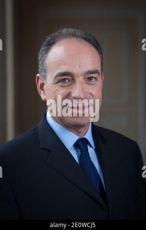 Exklusiv. Der Generalsekretär der UMP und Bürgermeister von Meaux, Jean-Francois Cope, posiert für Fotos vor der Wahl des Präsidenten der wichtigsten rechtsgerichteten UMP-Partei Frankreichs am 18. November 2012 in Meaux, Frankreich. Die Wahl findet zwischen COPE und dem ehemaligen französischen Premierminister Francois Fillon statt. Foto von Nicolas Gouhier/ABACAPRESS.COM Stockfoto