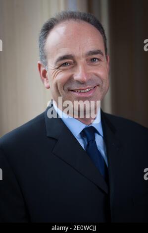 Exklusiv. Der Generalsekretär der UMP und Bürgermeister von Meaux, Jean-Francois Cope, posiert für Fotos vor der Wahl des Präsidenten der wichtigsten rechtsgerichteten UMP-Partei Frankreichs am 18. November 2012 in Meaux, Frankreich. Die Wahl findet zwischen COPE und dem ehemaligen französischen Premierminister Francois Fillon statt. Foto von Nicolas Gouhier/ABACAPRESS.COM Stockfoto