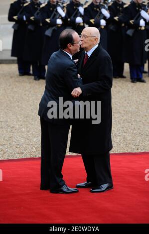 Der französische Präsident Francois Hollande empfängt den italienischen Präsidenten Giorgio Napolitano am 21. November 2012 im Elysée-Palast in Paris. Foto von Christophe Guibbaud/ABACAPRESS.COM Stockfoto