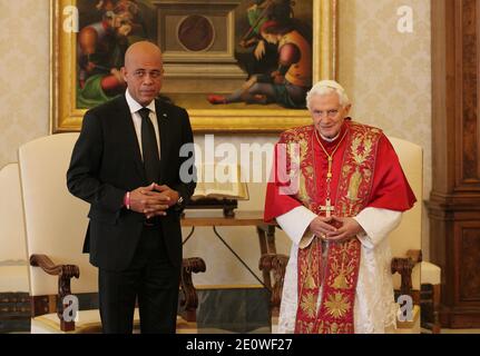 Papst Benedikt XVI. Trifft den haitianischen Präsidenten Michel Joseph Martelly am 21. November 2012 im Vatikan. Foto von ABACAPRESS.COM Stockfoto