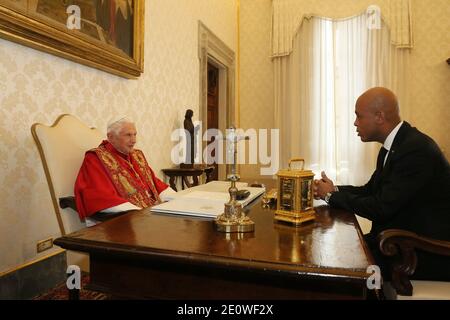 Papst Benedikt XVI. Trifft den haitianischen Präsidenten Michel Joseph Martelly am 21. November 2012 im Vatikan. Foto von ABACAPRESS.COM Stockfoto