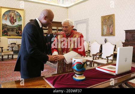 Papst Benedikt XVI. Trifft den haitianischen Präsidenten Michel Joseph Martelly am 21. November 2012 im Vatikan. Foto von ABACAPRESS.COM Stockfoto