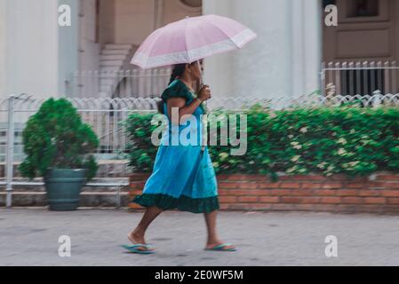 COLOMBO, SRI LANKA - 03. APRIL 2019: Straße in der Nähe des Pettah Market oder Manning Market. Pettah Market im Vorort Pettah in Colombo, Sri La Stockfoto