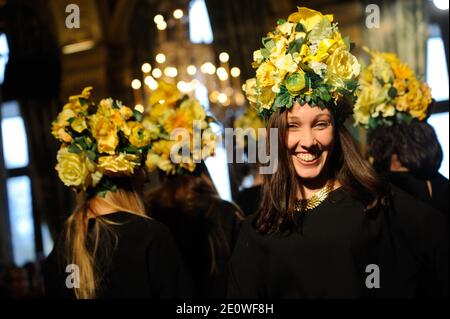 Atmosphäre während der Catherinettes und Nicolas Feier am Sainte-Catherine und Saint-Nicolas Tag, im Hotel de Ville in Paris, Frankreich am 23. November 2012. Catherinettes (Nicolas für die Jungen) ist ein traditionelles französisches Label für fünfundzwanzig Jahre alte Mädchen (Jungen), die noch unverheiratet sind durch das Fest der Sainte-Catherine. An diesem Tag wurde ihnen eine besondere Feier angeboten, während ihnen alle ein schnelles Ende ihrer Einzigartige wünschten. Foto von Alban Wyters/ABACAPRESS.COM Stockfoto