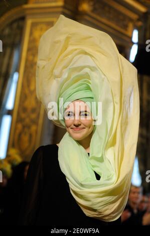 Atmosphäre während der Catherinettes und Nicolas Feier am Sainte-Catherine und Saint-Nicolas Tag, im Hotel de Ville in Paris, Frankreich am 23. November 2012. Catherinettes (Nicolas für die Jungen) ist ein traditionelles französisches Label für fünfundzwanzig Jahre alte Mädchen (Jungen), die noch unverheiratet sind durch das Fest der Sainte-Catherine. An diesem Tag wurde ihnen eine besondere Feier angeboten, während ihnen alle ein schnelles Ende ihrer Einzigartige wünschten. Foto von Alban Wyters/ABACAPRESS.COM Stockfoto
