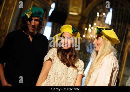 Atmosphäre während der Catherinettes und Nicolas Feier am Sainte-Catherine und Saint-Nicolas Tag, im Hotel de Ville in Paris, Frankreich am 23. November 2012. Catherinettes (Nicolas für die Jungen) ist ein traditionelles französisches Label für fünfundzwanzig Jahre alte Mädchen (Jungen), die noch unverheiratet sind durch das Fest der Sainte-Catherine. An diesem Tag wurde ihnen eine besondere Feier angeboten, während ihnen alle ein schnelles Ende ihrer Einzigartige wünschten. Foto von Alban Wyters/ABACAPRESS.COM Stockfoto
