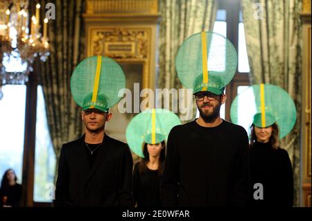 Atmosphäre während der Catherinettes und Nicolas Feier am Sainte-Catherine und Saint-Nicolas Tag, im Hotel de Ville in Paris, Frankreich am 23. November 2012. Catherinettes (Nicolas für die Jungen) ist ein traditionelles französisches Label für fünfundzwanzig Jahre alte Mädchen (Jungen), die noch unverheiratet sind durch das Fest der Sainte-Catherine. An diesem Tag wurde ihnen eine besondere Feier angeboten, während ihnen alle ein schnelles Ende ihrer Einzigartige wünschten. Foto von Alban Wyters/ABACAPRESS.COM Stockfoto