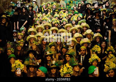 Atmosphäre während der Catherinettes und Nicolas Feier am Sainte-Catherine und Saint-Nicolas Tag, im Hotel de Ville in Paris, Frankreich am 23. November 2012. Catherinettes (Nicolas für die Jungen) ist ein traditionelles französisches Label für fünfundzwanzig Jahre alte Mädchen (Jungen), die noch unverheiratet sind durch das Fest der Sainte-Catherine. An diesem Tag wurde ihnen eine besondere Feier angeboten, während ihnen alle ein schnelles Ende ihrer Einzigartige wünschten. Foto von Alban Wyters/ABACAPRESS.COM Stockfoto