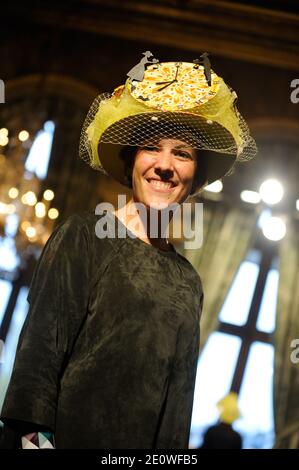 Atmosphäre während der Catherinettes und Nicolas Feier am Sainte-Catherine und Saint-Nicolas Tag, im Hotel de Ville in Paris, Frankreich am 23. November 2012. Catherinettes (Nicolas für die Jungen) ist ein traditionelles französisches Label für fünfundzwanzig Jahre alte Mädchen (Jungen), die noch unverheiratet sind durch das Fest der Sainte-Catherine. An diesem Tag wurde ihnen eine besondere Feier angeboten, während ihnen alle ein schnelles Ende ihrer Einzigartige wünschten. Foto von Alban Wyters/ABACAPRESS.COM Stockfoto