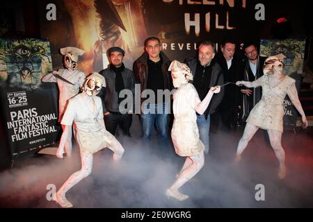 Die Jurymitglieder (L-R) des 2. Internationalen fantastischen Filmfestivals PIFFF in Paris, Xavier Gens, Nicolas Boukhrief, Pascal Laugier, Julien Carbon und Laurent Courtiaud, nahmen an der Premiere von "Silent Hill Revelation 3D" Teil, die am 25. November 2012 an der Gaumont Opera in Paris, Frankreich, stattfand. Foto von Jerome Domine/ABACAPRESS.COM Stockfoto