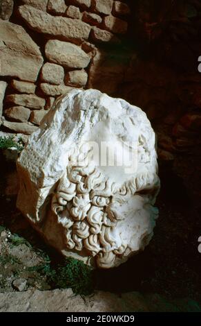 Dougga (Thugga) - Archäologische Stätte im Norden Tunesiens, Ruinen von Berber, punische und römische Siedlung, die am besten erhaltene römische Kleinstadt in Nordafrika. Kopf einer Statue des Jupiter, entdeckt im Jahr 1955. Archivscan von einem Dia. April 1976. Stockfoto