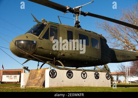 Washburn, Illinois / USA - 28. November 2020: Militärhubschrauber am war Memorial in einer kleinen Stadt im Mittleren Westen. Stockfoto