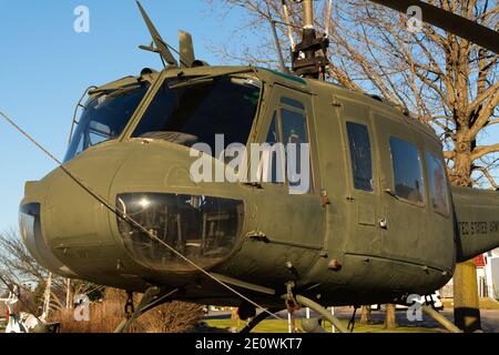 Washburn, Illinois / USA - 28. November 2020: Militärhubschrauber am war Memorial in einer kleinen Stadt im Mittleren Westen. Stockfoto