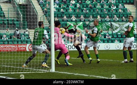 Easter Road Stadium Edinburgh. Schottland.UK 2. Jan 21 schottisches Premiership-Spiel Hibernian vs Livingston . Jon Guthrie (Livingston) unterlegen, schafft es aber, nach Hause 2. Tor gegen Hibernian schießen. Kredit: eric mccowat/Alamy Live Nachrichten Stockfoto