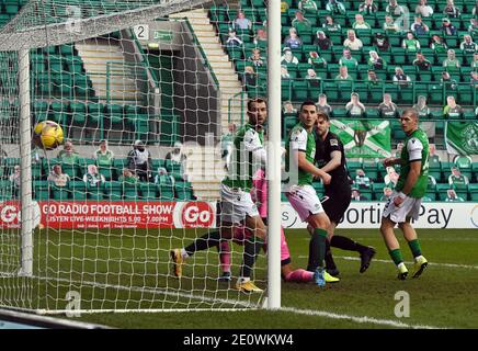 Easter Road Stadium Edinburgh. Schottland.UK 2. Jan 21 schottisches Premiership-Spiel Hibernian vs Livingston . Jon Guthrie (Livingston) unterlegen, schafft es aber, nach Hause 2. Tor gegen Hibernian schießen. Kredit: eric mccowat/Alamy Live Nachrichten Stockfoto