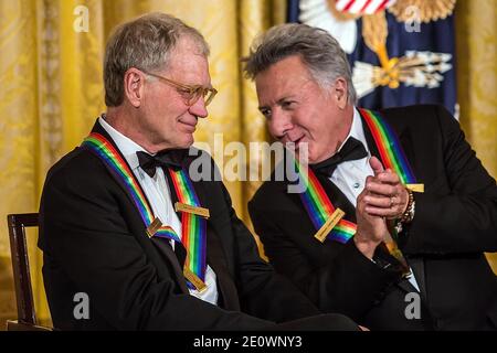 Der Komiker David Letterman (L) und der Schauspieler Dustin Hoffman nehmen am 2. Dezember 2012 am Kennedy Center Honors Empfang im Weißen Haus in Washington, DC, USA Teil. Die Kennedy Center Honors würdigte sieben Personen - Buddy Guy, Dustin Hoffman, David Letterman, Natalia Makarova, John Paul Jones, Jimmy Page und Robert Plant - für ihre lebenslangen Beiträge zur amerikanischen Kultur durch die darstellenden Künste. Foto von Brendan Hoffman/Pool/ABACAPRESS.COM Stockfoto