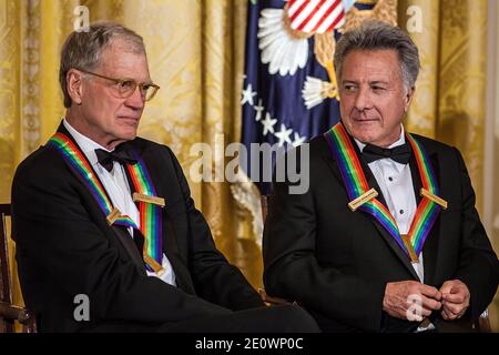 Der Komiker David Letterman (L) und der Schauspieler Dustin Hoffman nehmen am 2. Dezember 2012 am Kennedy Center Honors Empfang im Weißen Haus in Washington, DC, USA Teil. Die Kennedy Center Honors würdigte sieben Personen - Buddy Guy, Dustin Hoffman, David Letterman, Natalia Makarova, John Paul Jones, Jimmy Page und Robert Plant - für ihre lebenslangen Beiträge zur amerikanischen Kultur durch die darstellenden Künste. Foto von Brendan Hoffman/Pool/ABACAPRESS.COM Stockfoto