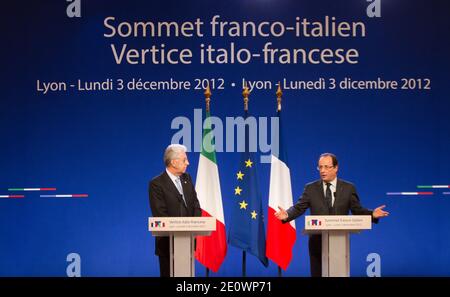 Der französische Präsident Francois Hollande und der italienische Premierminister Mario Monti bei einer gemeinsamen Pressekonferenz im Anschluss an den 30. Jahresgipfel Frankreich-Italien, der am 3. Dezember 2012 in Lyon, Frankreich, stattfand. Die beiden Länder treffen sich, um eine Vereinbarung über den Bau einer neuen Hochgeschwindigkeits-Eisenbahnlinie (TAV) zu unterzeichnen, die von Lyon, Frankreich, nach Turin, Italien, führt. Fotos von Vincent Dargent/ABACAPRESS.COM Stockfoto