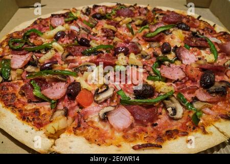 Pizza zum Mitnehmen im Karton. Stockfoto