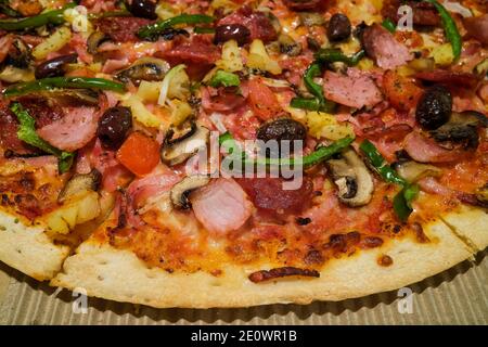 Pizza zum Mitnehmen im Karton. Stockfoto