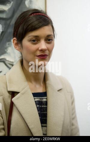 Marion Cotillard besucht am 6. Dezember 2012 eine Ausstellung von Gemälden von Florence Cassez in Paris, Frankreich. Foto von Christophe Guibbaud/ABACAPRESS.COM Stockfoto