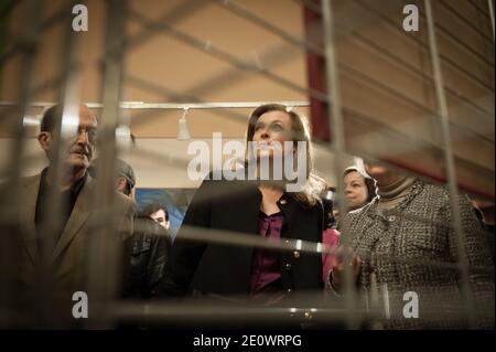 Die erste Dame Frankreichs Valerie Trierweiler besucht am 6. Dezember 2012 eine Ausstellung der Gemälde von Florence Cassez in Paris. Foto von Christophe Guibbaud/ABACAPRESS.COM Stockfoto