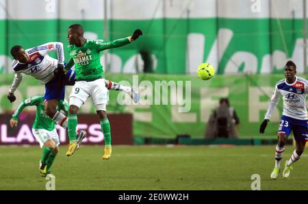 OL's Gueida Fofana und ASSE's Max Gradel während des Fußballspiel der französischen First League, Olympique Lyonnais vs AS Saint Etienne im Geoffroy-Guichard-Stadion in Saint-Etienne, Frankreich am 9. Dezember 2012. Lyon gewann 1:0. Foto von Vincent Dargent/ABACAPRESS.COM Stockfoto