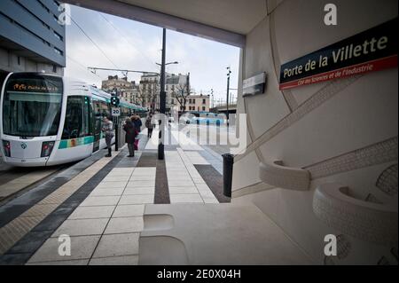 Inauguration du prolongement de la ligne T3 du Tramway au Nord de Paris par les officiels de la ville de Paris (le maire Bertrand Delanoe et sa Premiere adjointe Anne Hidalgo) et du President de la Region Ile de France Jean Paul Huchon) Entre la Porte de la Chapelle et la Porte de Pantin. La nouvelle ligne entre en Service ce jour, le 15 decembre a 12:00, elle fera la jonction entre le Metro Porte de La Chapelle et la Porte de Vincennes. Presence egalement de manifest opposants a la construction de l'aeroport de Notre Dame des landes (44, Nantes) venus interpelles avec Humor les elus en d Stockfoto