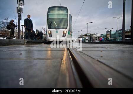 Inauguration du prolongement de la ligne T3 du Tramway au Nord de Paris par les officiels de la ville de Paris (le maire Bertrand Delanoe et sa Premiere adjointe Anne Hidalgo) et du President de la Region Ile de France Jean Paul Huchon) Entre la Porte de la Chapelle et la Porte de Pantin. La nouvelle ligne entre en Service ce jour, le 15 decembre a 12:00, elle fera la jonction entre le Metro Porte de La Chapelle et la Porte de Vincennes. Presence egalement de manifest opposants a la construction de l'aeroport de Notre Dame des landes (44, Nantes) venus interpelles avec Humor les elus en d Stockfoto