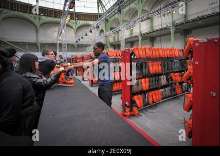 Besucher Schlittschuh auf einer riesigen Eisbahn, die am 12. Dezember 2012 in der glasüberdachten zentralen Halle des Grand Palais in Paris, Frankreich, stattfindet. Die Eisbahn, die größte Eisbahn, die jemals in Frankreich geschaffen wurde, ist 1,800 Quadratmeter groß und kann 1000 Personen gleichzeitig empfangen. Foto von Christophe Guibbaud/ABACAPRESS.COM. Stockfoto