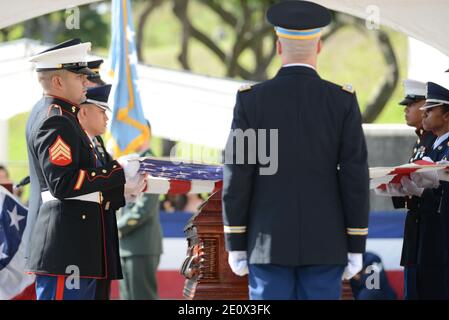 Ehrenwache bereitet sich darauf vor, die Fahne während Zeremonien für den verstorbenen Senator Daniel Inouye auf dem National Memorial Cemetery of the Pacific während Zeremonien zu falten. Senator Inouye war ein Medal of Honor Empfänger und ein Vereinigte Staaten Senator seit 1963 in Hawai am 23. Dezember 2012. Photo Cory Lum/ABACAPRESS.COM Stockfoto