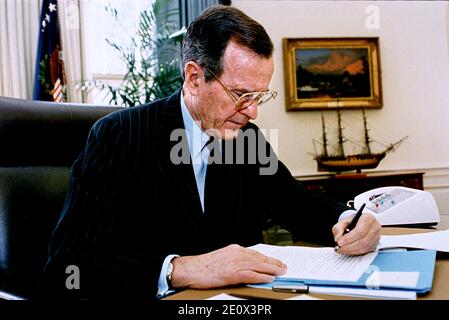 Washington, D.C. - 24. Januar 1992 -- Präsident der Vereinigten Staaten George H.W. Bush arbeitet an seiner "State of the Union Address" am 24. Januar 1992 an seinem Schreibtisch im Oval Office im Weißen Haus in Washington, D.C..Quelle: David Valdez. Foto: White House/CNP/ABACAPRESS.COM Stockfoto