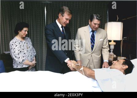 Washington, D.C. - 5. Juli 1988 -- Präsident der Vereinigten Staaten Ronald Reagan und Vizepräsident George H.W. Bush besucht Präsident Jose Napoleon Duarte aus El Salvador am 5. Juli 1988 im Walter Reed Hospital in Washington, DC. Frau Duarte, links, war auch für den Nachtbesuch zur Verfügung. Foto von White House/ CNP/ABACAPRESS.COM Stockfoto