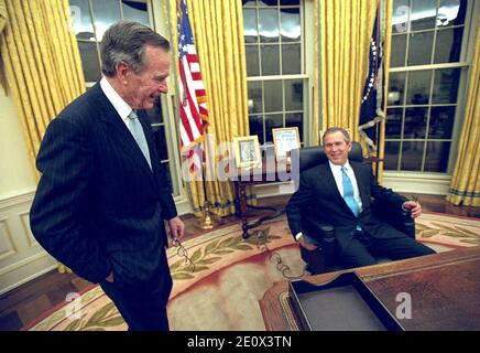 Washington, DC - 20. Januar 2001 -- der Präsident der Vereinigten Staaten, George W. Bush, sitzt zum ersten Mal am Einweihungstag, dem 20. Januar 2001, an seinem Schreibtisch im Oval Office im Weißen Haus in Washington, DC. Er spricht mit seinem Vater, dem ehemaligen US-Präsidenten George H.W. Buchse. Foto von White House über CNP/ABACAPRESS.COM Stockfoto