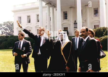 Washington, D.C. - 28. September 1990 -- Präsident der Vereinigten Staaten George H.W. Bush und seine Hoheit Jabir al-Ahmad al-Jabir al-Sabah, der Emir von Kuwait Welle zu Unterstützern aus dem nördlichen Rasen des Weißen Hauses in Washington, D.C., am 28. September 1990. Foto von White House über CNP/ABACAPRESS.COM Stockfoto