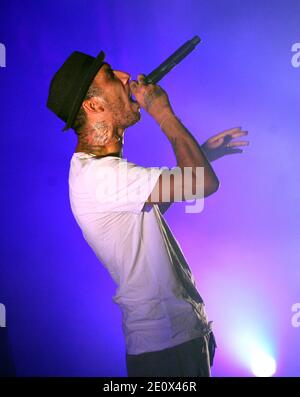 Die französische Rap-Band Raggasonic tritt während seines Live-Konzerts im Palais des Rois de Majorque in Perpignan, Südfrankreich, am 21. Juli 2012 auf. Im Bild auch Big Red des Sängers. Foto von Michel Clementz/ABACAPRESS.COM Stockfoto