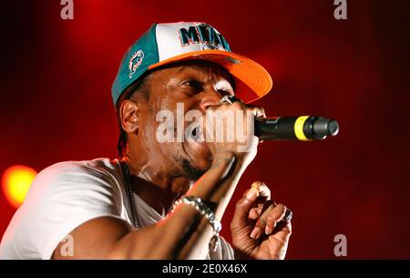 Die französische Rap-Band Raggasonic tritt während seines Live-Konzerts im Palais des Rois de Majorque in Perpignan, Südfrankreich, am 21. Juli 2012 auf. Im Bild auch Big Red des Sängers. Foto von Michel Clementz/ABACAPRESS.COM Stockfoto
