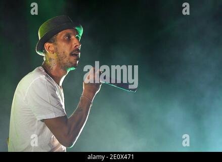 Die französische Rap-Band Raggasonic tritt während seines Live-Konzerts im Palais des Rois de Majorque in Perpignan, Südfrankreich, am 21. Juli 2012 auf. Im Bild auch Big Red des Sängers. Foto von Michel Clementz/ABACAPRESS.COM Stockfoto