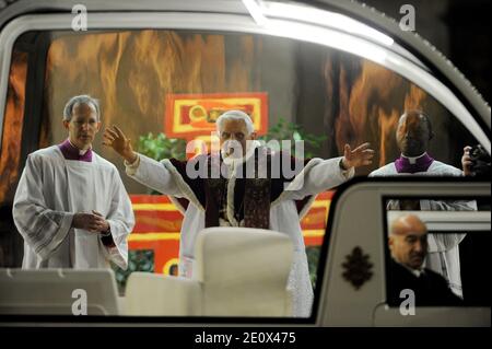 Papst Benedikt XVI. Nimmt am 29. Dezember 2012 an einem ökumenischen Treffen von rund 40,000 Jugendlichen auf dem Petersplatz in Rom im Vatikan Teil. Die jungen Christen kamen im Rahmen eines europäischen Treffens der Communauté de Taizé, einem ökumenischen Mönchsorden in Taizé in Ostfrankreich, nach Rom. Foto von Eric Vandeville/ABACAPRESS.COM Stockfoto