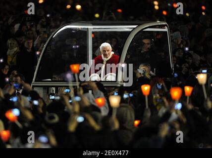 Papst Benedikt XVI. Nimmt am 29. Dezember 2012 an einem ökumenischen Treffen von rund 40,000 Jugendlichen auf dem Petersplatz in Rom im Vatikan Teil. Die jungen Christen kamen im Rahmen eines europäischen Treffens der Communauté de Taizé, einem ökumenischen Mönchsorden in Taizé in Ostfrankreich, nach Rom. Foto von Eric Vandeville/ABACAPRESS.COM Stockfoto