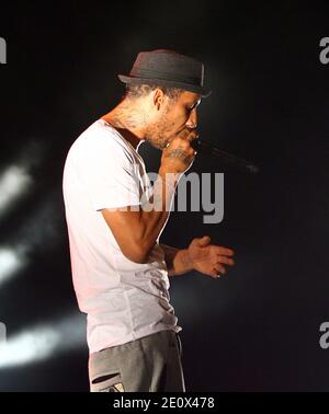 Die französische Rap-Band Raggasonic tritt während seines Live-Konzerts im Palais des Rois de Majorque in Perpignan, Südfrankreich, am 21. Juli 2012 auf. Im Bild auch Big Red des Sängers. Foto von Michel Clementz/ABACAPRESS.COM Stockfoto