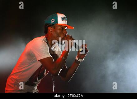 Die französische Rap-Band Raggasonic tritt während seines Live-Konzerts im Palais des Rois de Majorque in Perpignan, Südfrankreich, am 21. Juli 2012 auf. Im Bild auch Big Red des Sängers. Foto von Michel Clementz/ABACAPRESS.COM Stockfoto