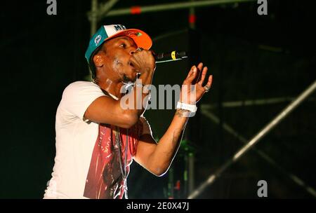 Die französische Rap-Band Raggasonic tritt während seines Live-Konzerts im Palais des Rois de Majorque in Perpignan, Südfrankreich, am 21. Juli 2012 auf. Im Bild auch Big Red des Sängers. Foto von Michel Clementz/ABACAPRESS.COM Stockfoto