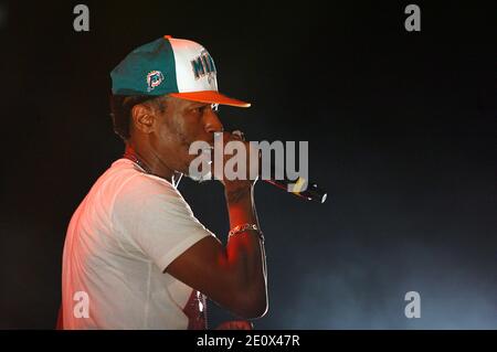Die französische Rap-Band Raggasonic tritt während seines Live-Konzerts im Palais des Rois de Majorque in Perpignan, Südfrankreich, am 21. Juli 2012 auf. Im Bild auch Big Red des Sängers. Foto von Michel Clementz/ABACAPRESS.COM Stockfoto